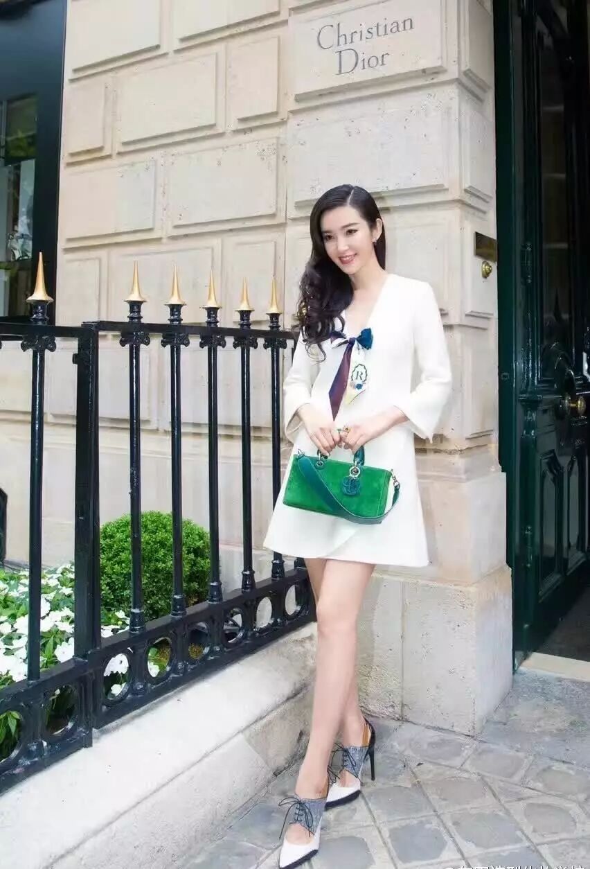 星范style高定时装周林心如凸肚看秀被疑怀孕 刘雯拖鞋装扮遭吐槽-怀孕期