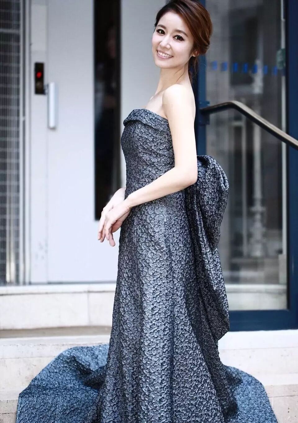 星范style高定时装周林心如凸肚看秀被疑怀孕 刘雯拖鞋装扮遭吐槽-怀孕期