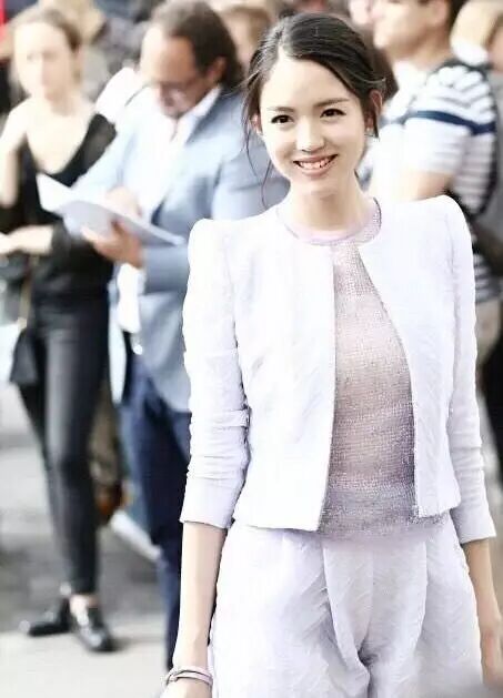 星范style高定时装周林心如凸肚看秀被疑怀孕 刘雯拖鞋装扮遭吐槽-怀孕期