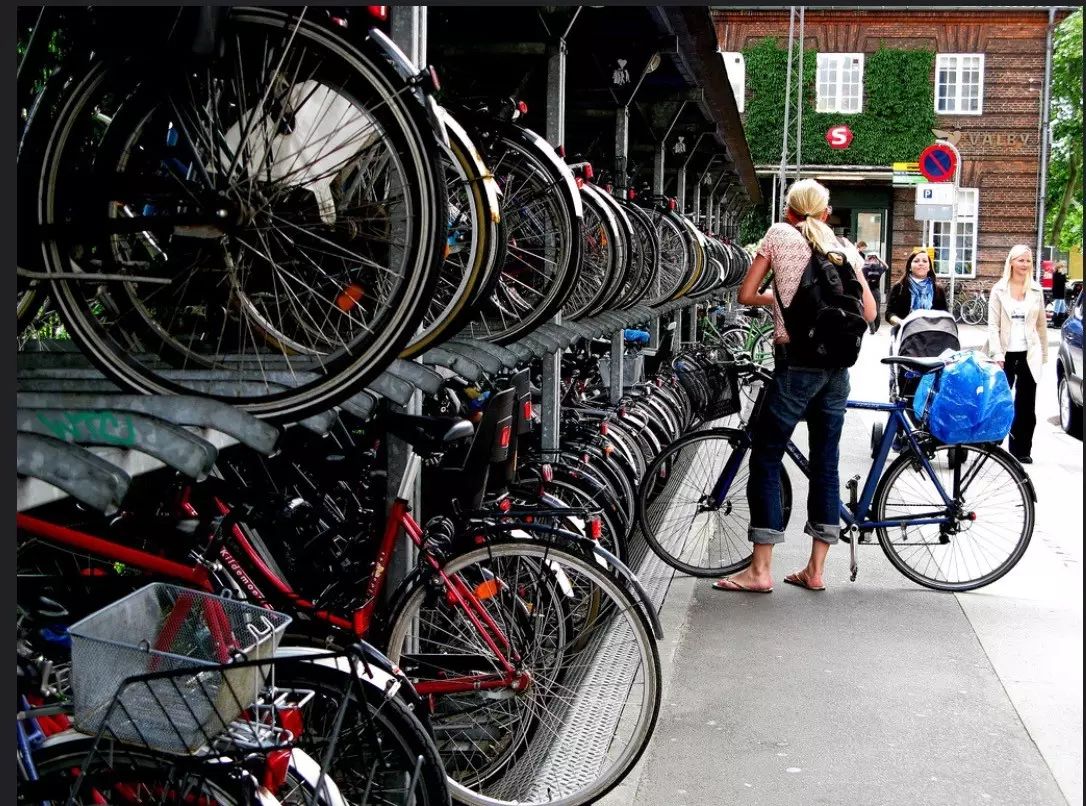 哥本哈根街边的自行车停车场