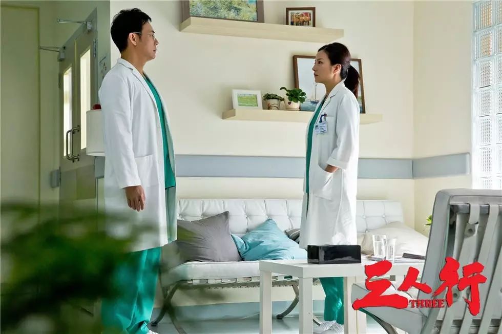 【资讯】《三人行》曝赵薇剧照 医院大佬迷恋“开脑洞”