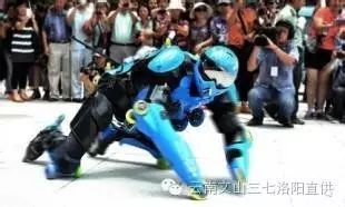 成龙电影中出现过的场景 没想到现实中真有人敢这么玩