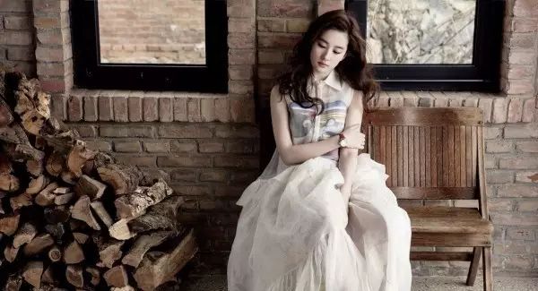 【今日分享】刘亦菲,小仙女学会洒脱!