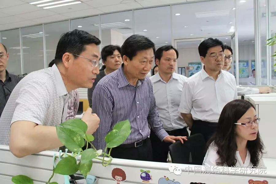 國(guó)土資源部嚴(yán)之堯一行來(lái)院調(diào)研地理國(guó)情監(jiān)測(cè)工作 -無(wú)人機(jī)航拍