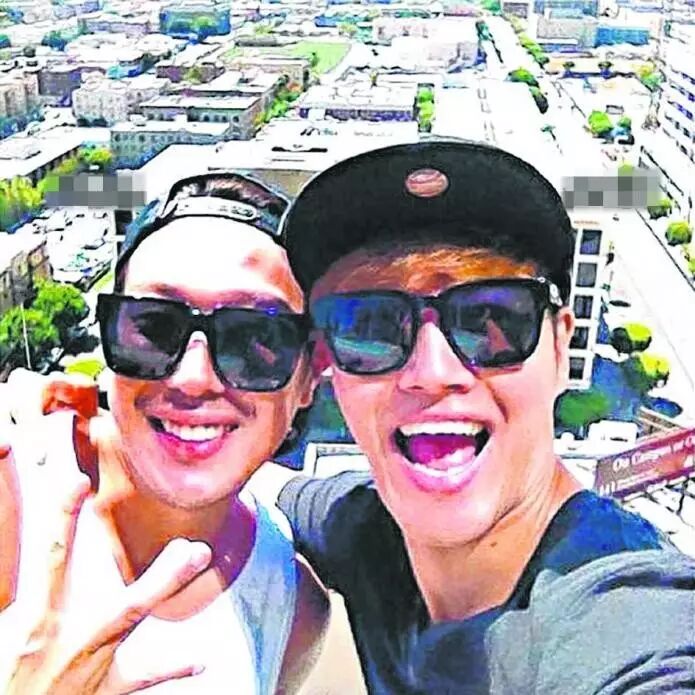 《RM》发成员近照 金钟国等展迪拜沙漠之旅