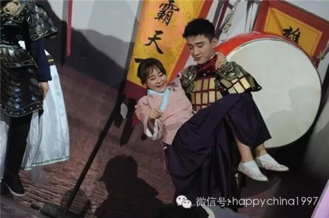 于小彤、海陆《爱笑》上演“一吻定情”  现场“求婚”获...