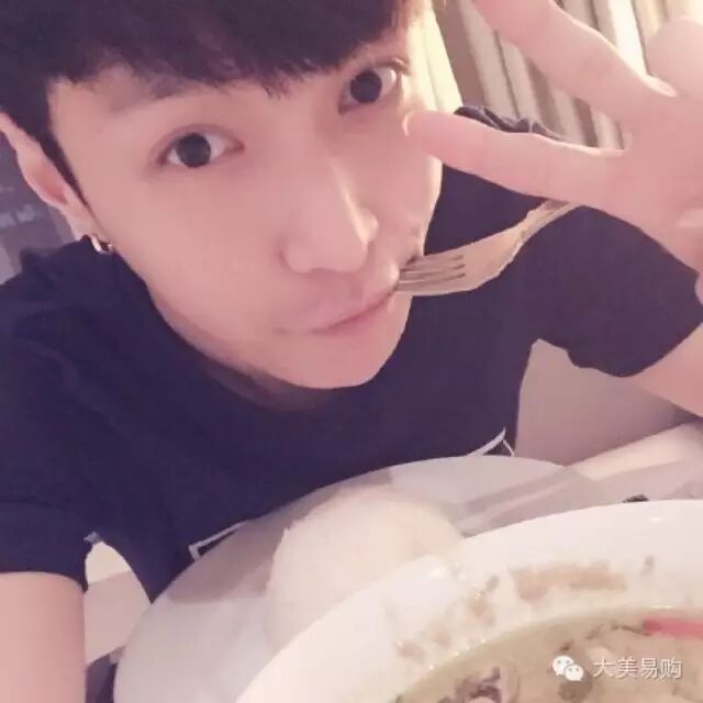 张艺兴昨天情人节在网吧打游戏 粉丝评价单身汪标配