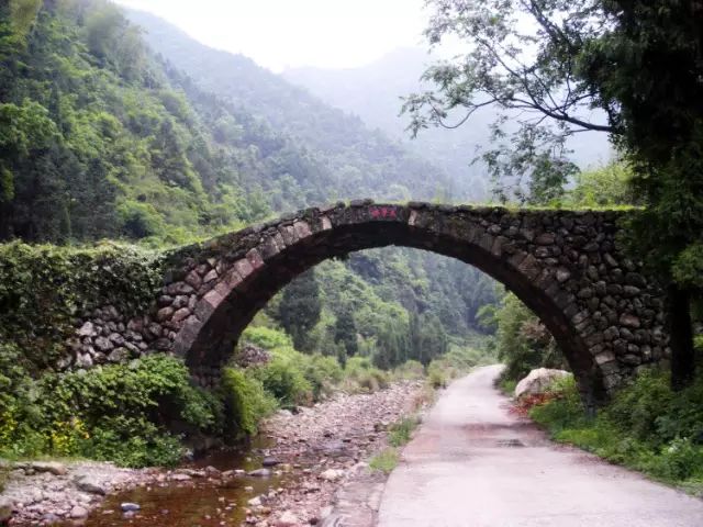 蜿蜒盘旋于缙云,仙居交界的苍岭上,又称苍岭古道,因为景色壮丽,山岭