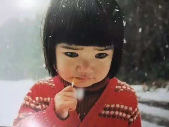 未来酱,日本最可爱的小女孩,她完美地抓住了童年的欢乐