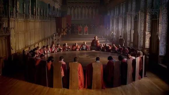 亚瑟王经常和他们共坐一桌享受宴聚,因此被世人尊为"圆桌骑士".