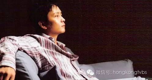 他曾击败张国荣获金马影帝,拍戏时为救人被烧伤,如今成...