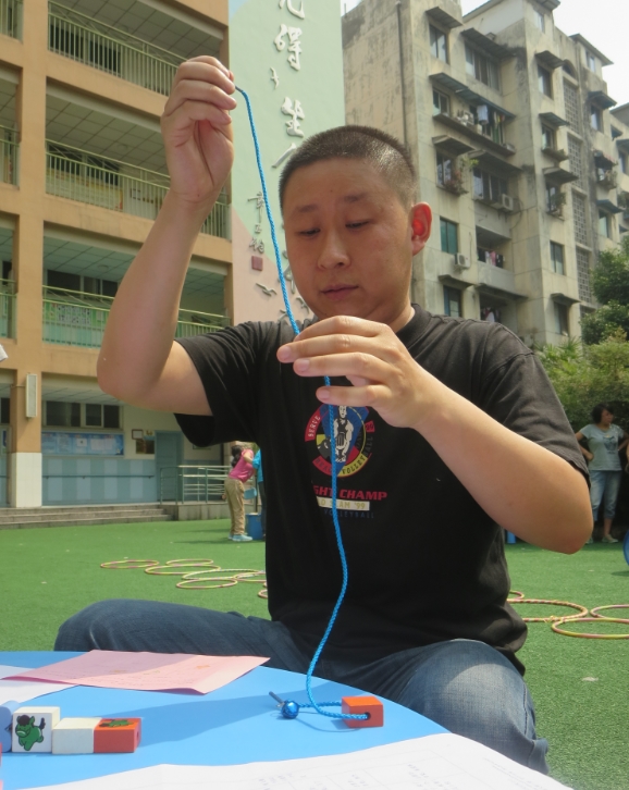 幸福“六一”，快乐游艺，分享智障小朋友们的快乐节日