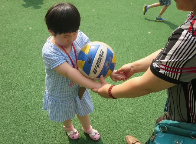 幸福“六一”，快乐游艺，分享智障小朋友们的快乐节日