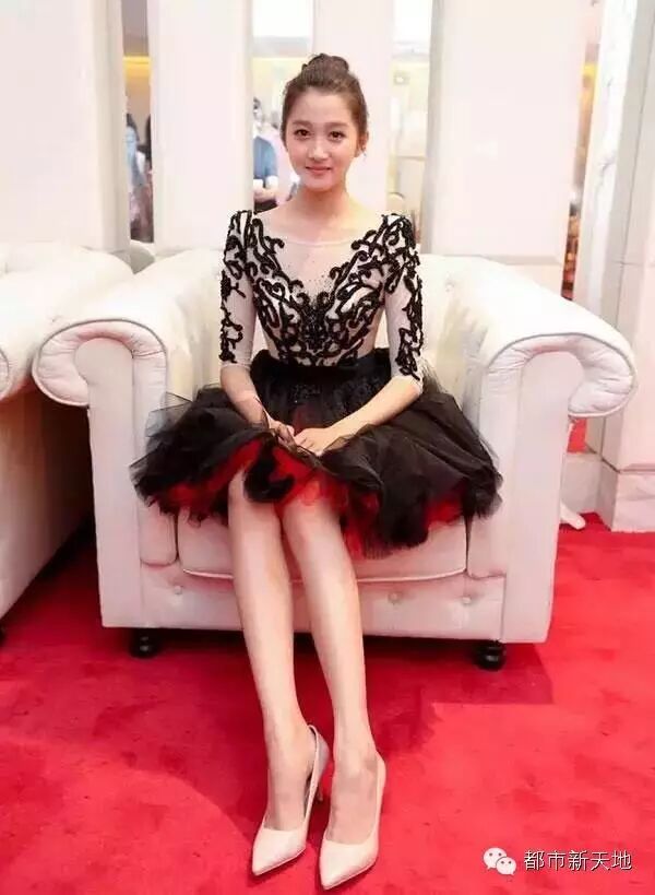 唐嫣刘诗诗杨幂“黑天鹅”搭配谁更美?