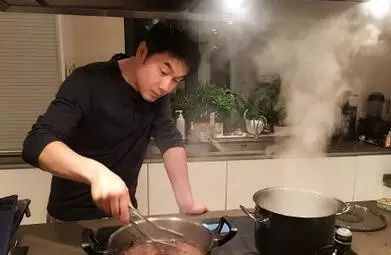 林依轮、黄磊闯荡娱乐圈拼厨艺,扒一扒美食界行走的荷尔蒙!