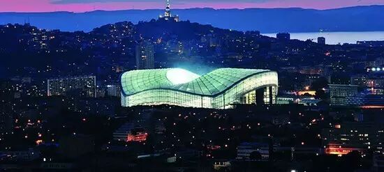 话题 | 球场上的灯光饕餮