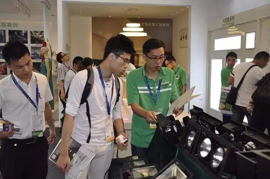 展讯 | 光为照明出击光亚展，展厅人气旺