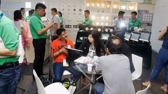 展讯 | 光为照明出击光亚展，展厅人气旺