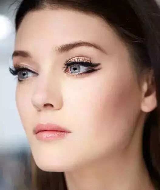 眼线才是真正的“事业线”，教你画出完美眼线！