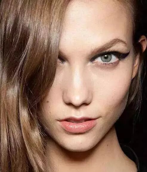 眼线才是真正的“事业线”，教你画出完美眼线！