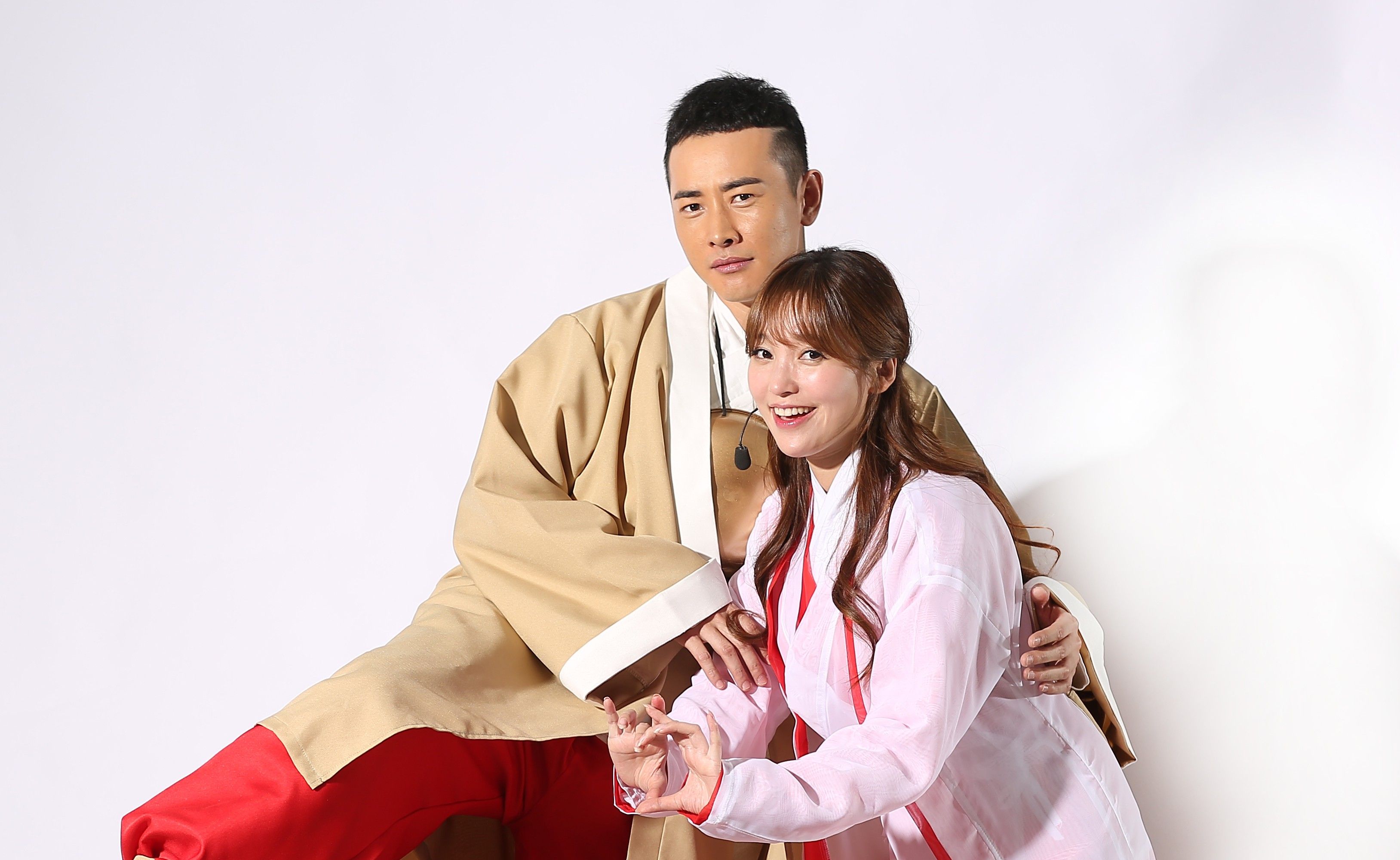 罗晋李智楠为争夺女神金莎手中特权卡,劈了个叉!爱笑花絮
