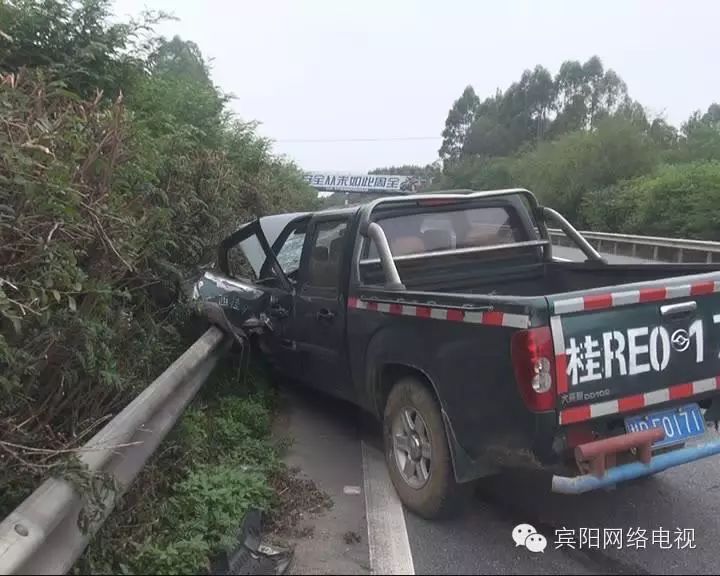 皮卡车高速公路爆胎撞护栏 宾阳四大队及时出警处置