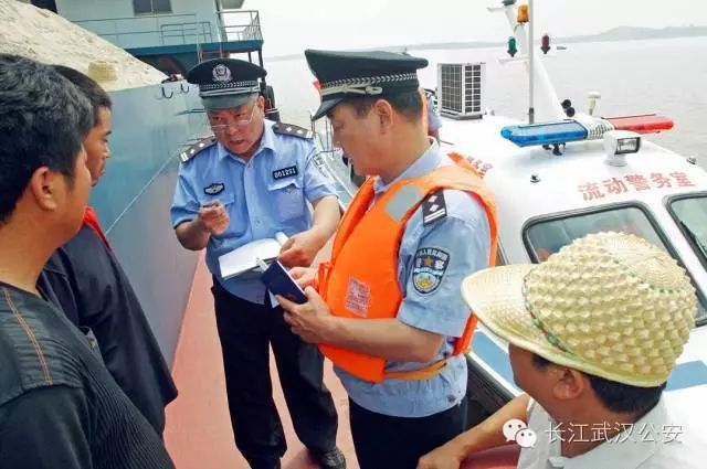 警察执法需要出示证件吗?便衣警察有执法权吗?看过来,您就知道啦!