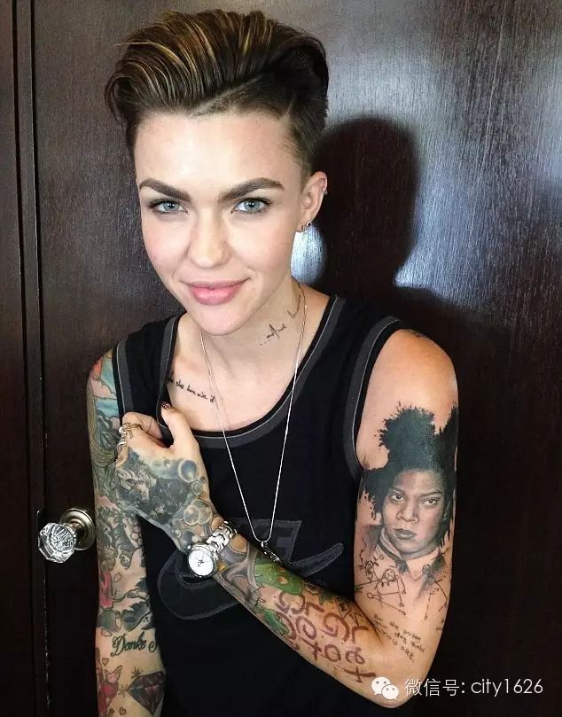 ruby rose 靠的还有她身上的纹身