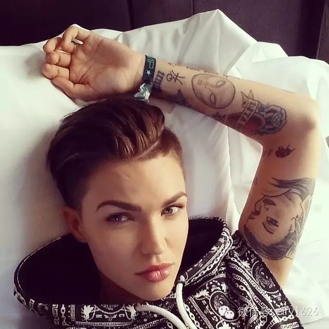 ruby rose 靠的还有她身上的纹身