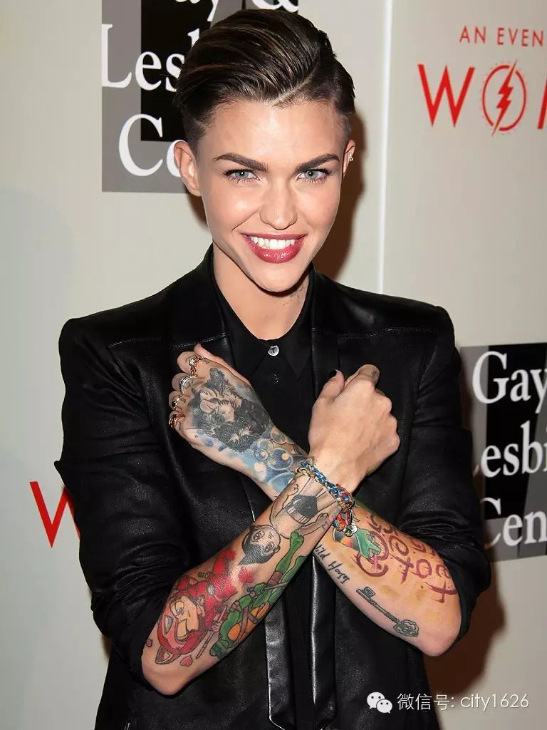 ruby rose 靠的还有她身上的纹身