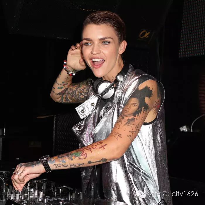 ruby rose 靠的还有她身上的纹身