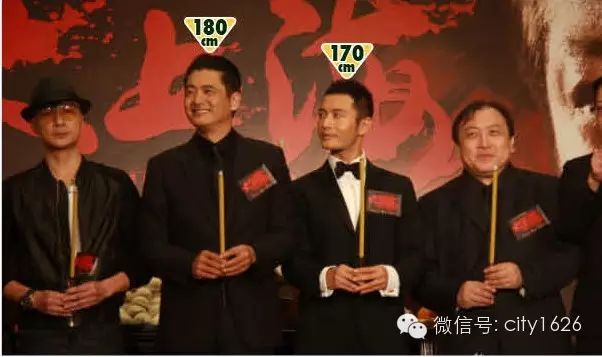 180cm的周润发,你猜猜教主多高?175cm?他175cm,那周润发真的185cm了.
