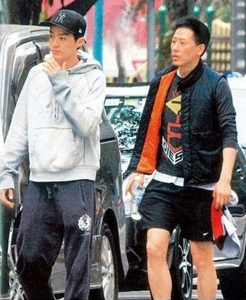 港媒曝55岁唐鹤德交新男友 外形酷似张国荣