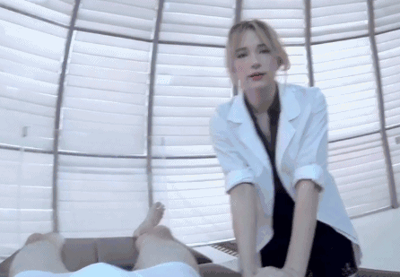 就有一个 美艳动人的制服妹子.