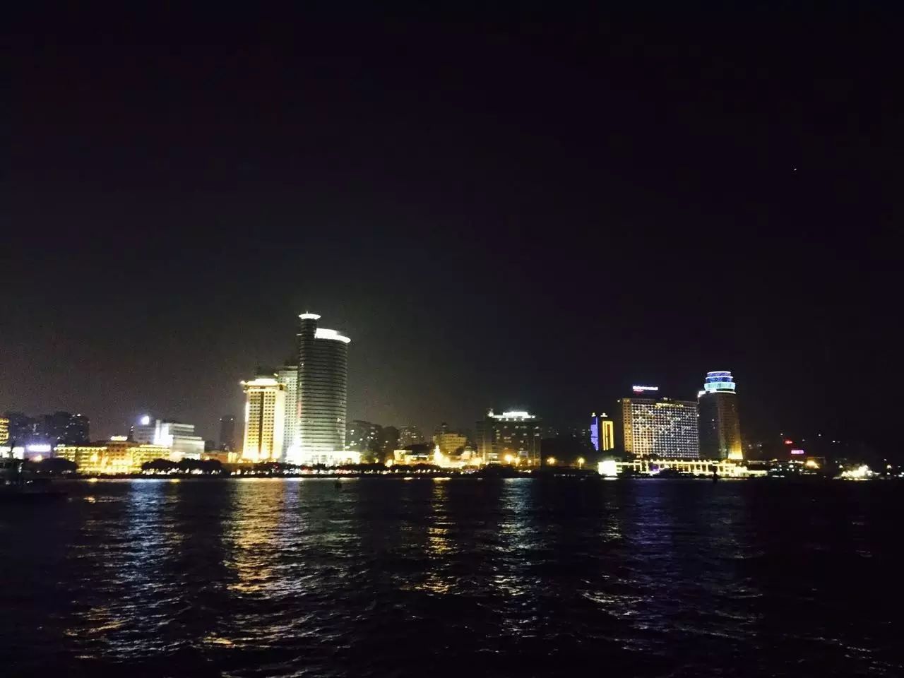 夜晚的鼓浪屿是这样的