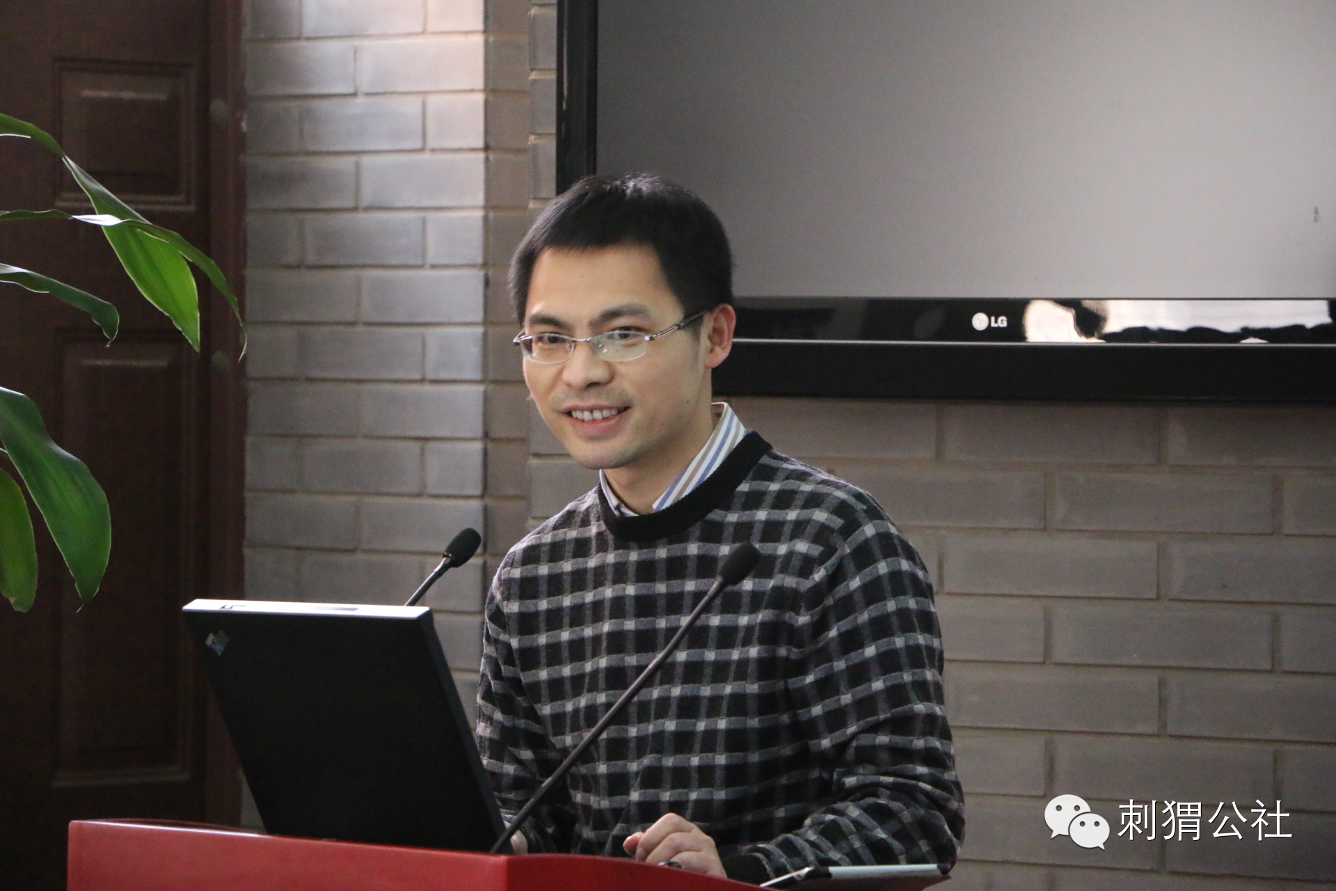 要点一：新闻免费时代来临，新闻+服务是转型方向，去年新华社非媒体收入超过一半。