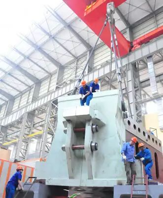 自由锻造油压机的下横梁安装