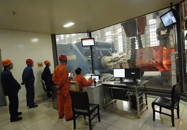 锻造438吨特大型钢锭