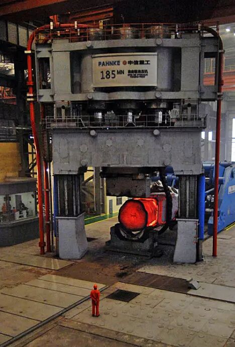 锻造438吨特大型钢锭