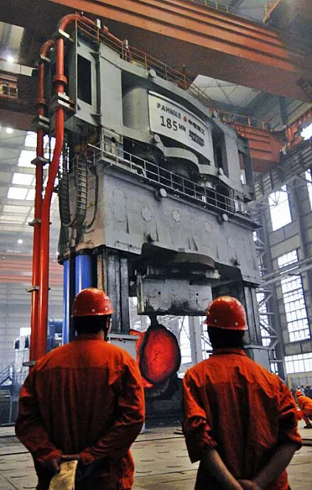 锻造438吨特大型钢锭