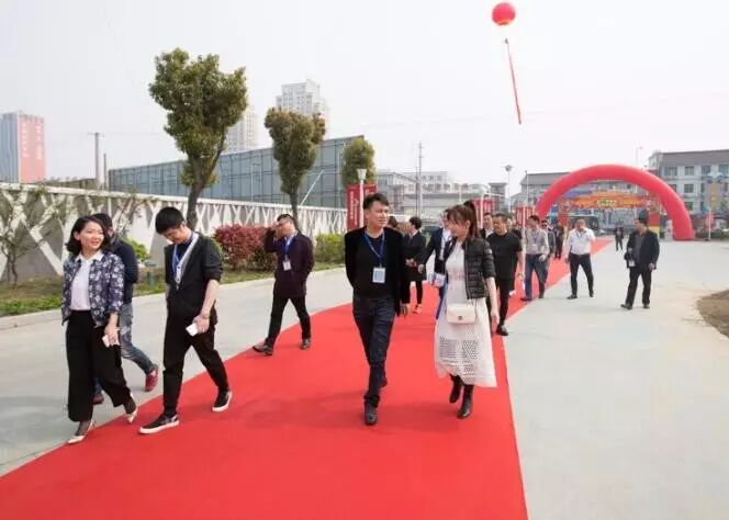 中国灯具行业大咖造访邹区灯博广场，共探卖场发展趋势！