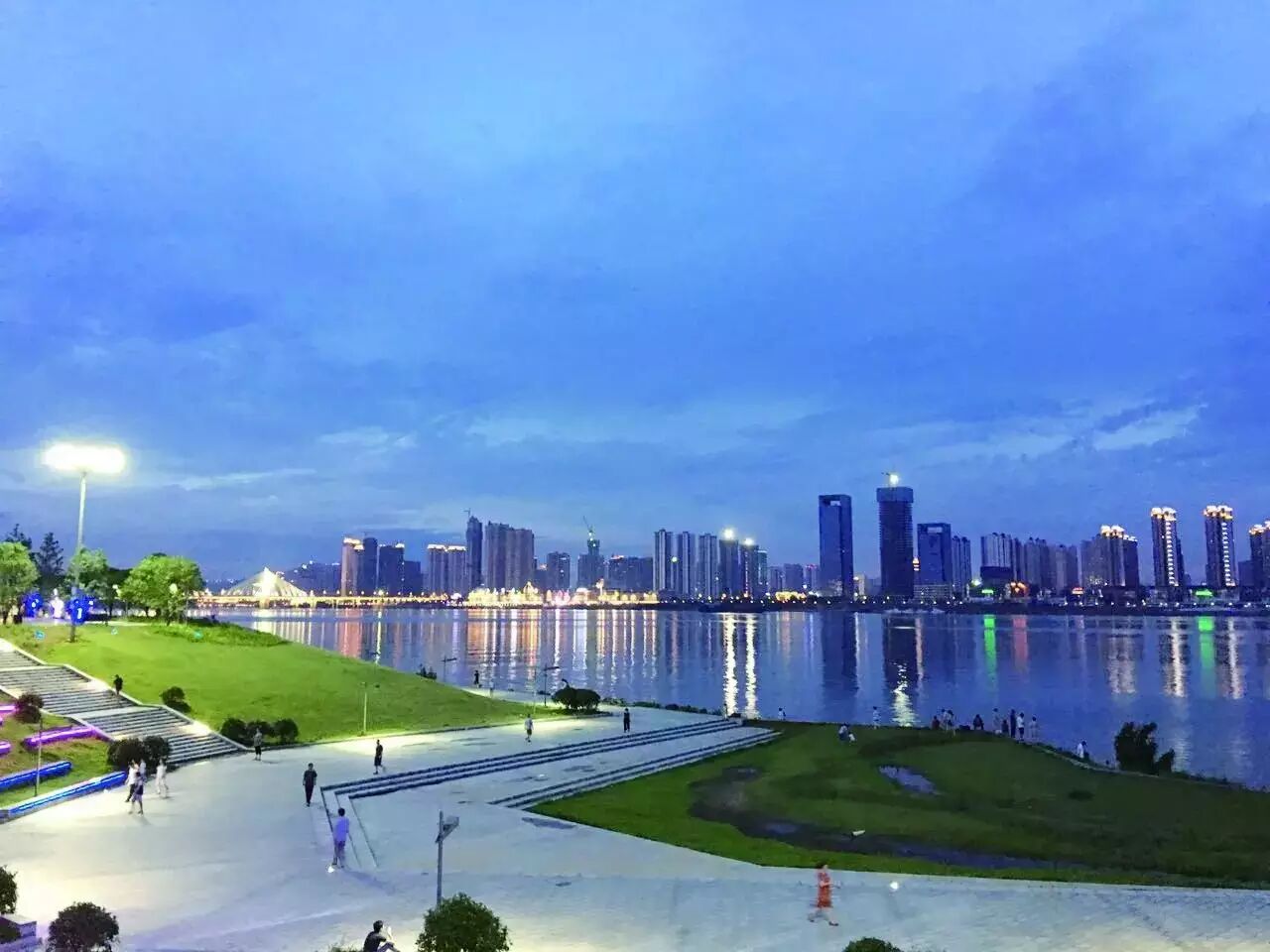 长沙一江两岸夜景今晚“亮相” 建党95周年 爱克完美献礼