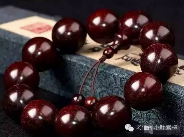 小叶紫檀手串蹭脸上的油可以促进包浆？紫檀手串怎么盘玩！