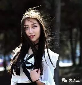 美女模特上台就引起观众尖叫,郭德纲都不敢看,嘉宾们坐...
