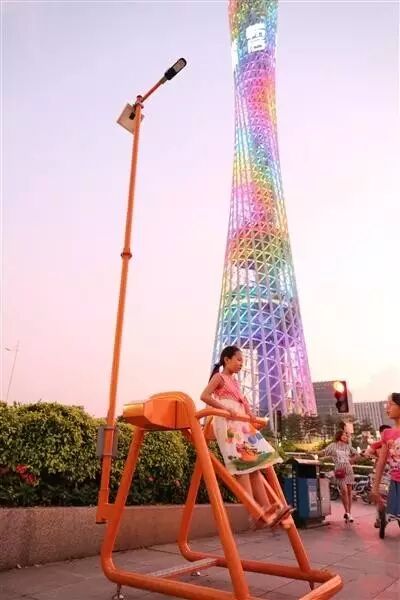 “人力”发电路灯引围观