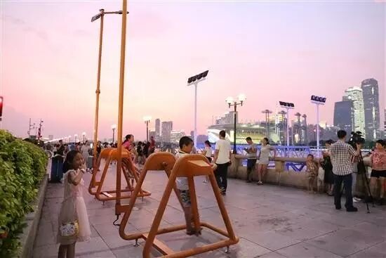 “人力”发电路灯引围观