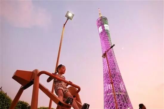 “人力”发电路灯引围观