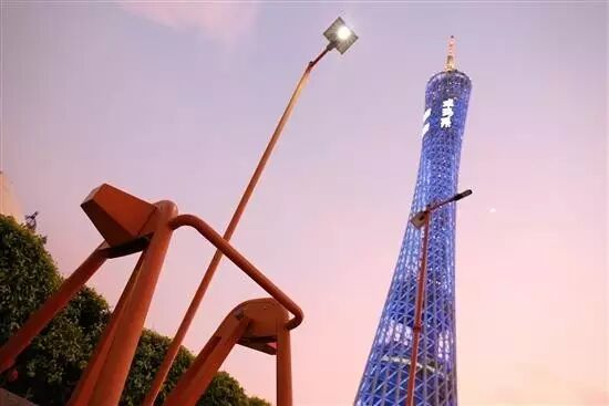 “人力”发电路灯引围观