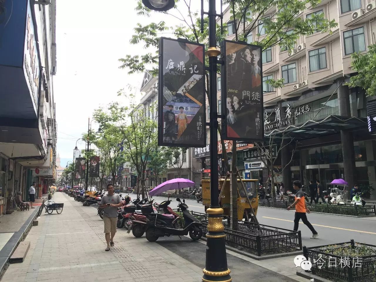 (影视海报为万盛南街营造了浓浓的影视小镇氛围)