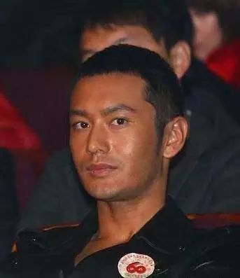 【微时尚】春日行走的荷尔蒙 黄晓明帅气街拍攻气满分